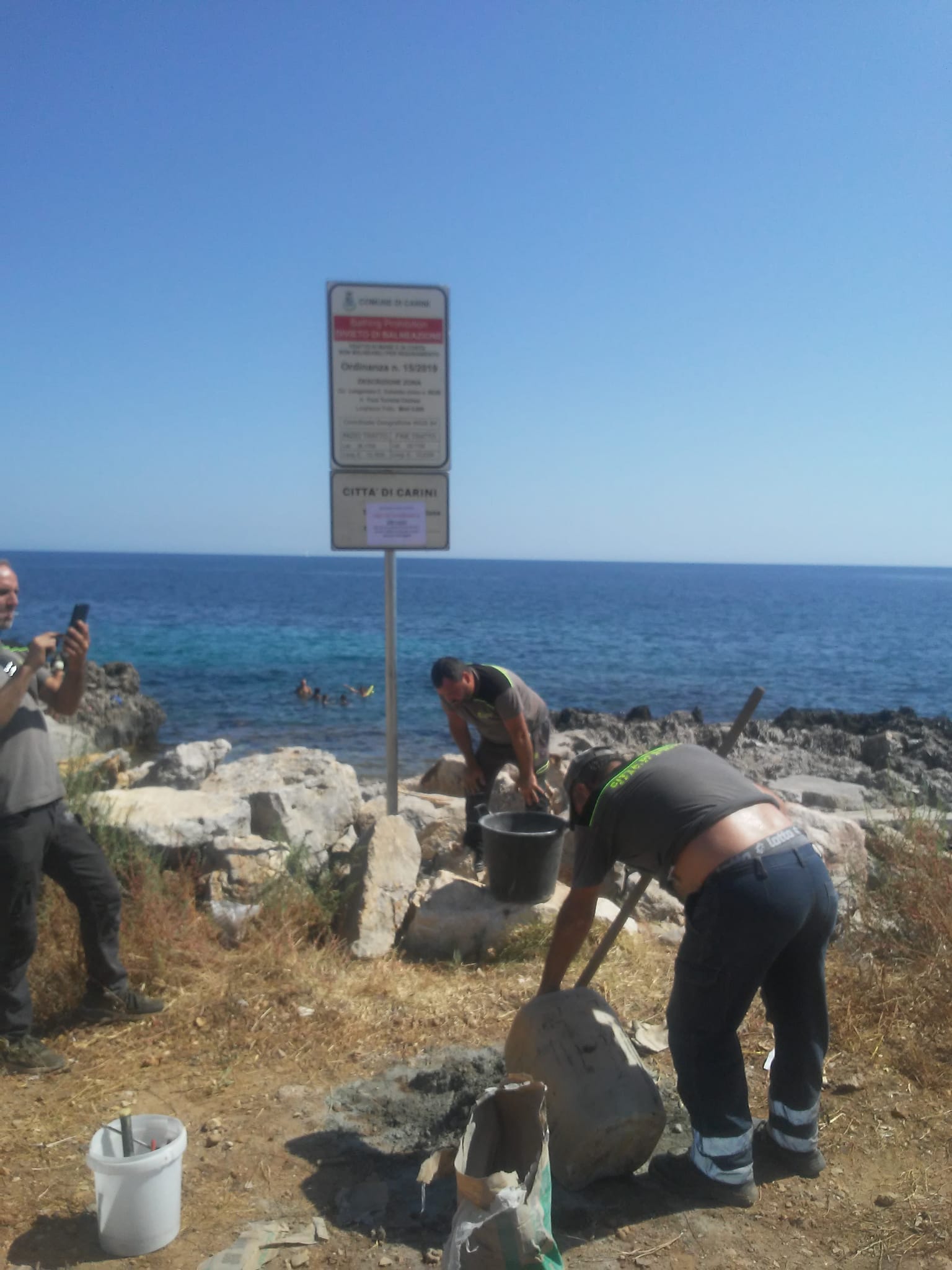 Schiuma nello specchio di mare davanti alla via Faggio: scatta il divieto temporaneo di balneazione