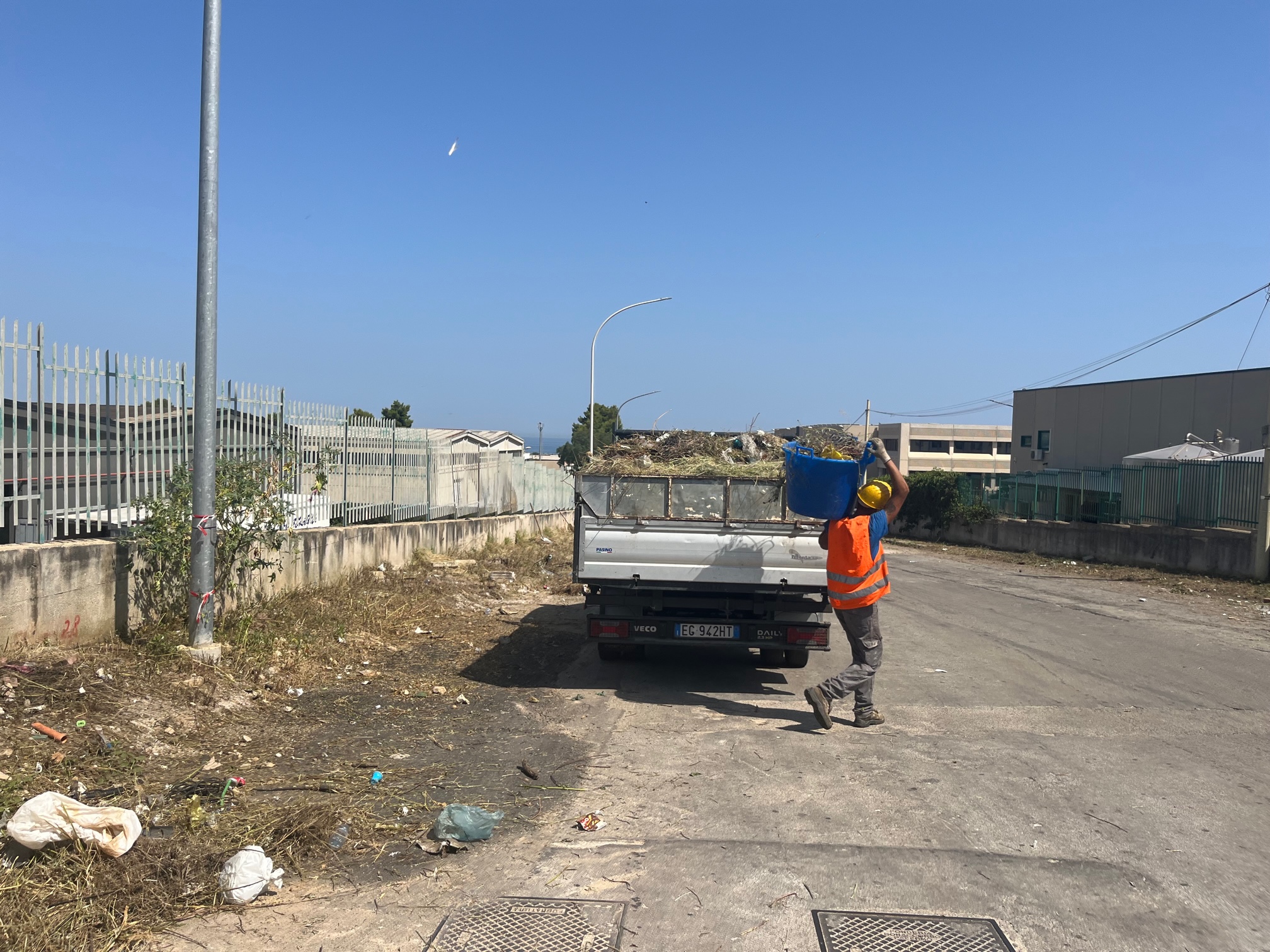 Intervento straordinario di pulizia in zona industriale: via le erbacce dai marciapiedi dell’agglomerato