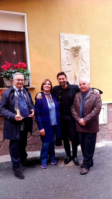 Vicolo dei Fiori: inaugurata l'opera donata dal maestro Gurrado, in vista del Natale collocato anche un albero