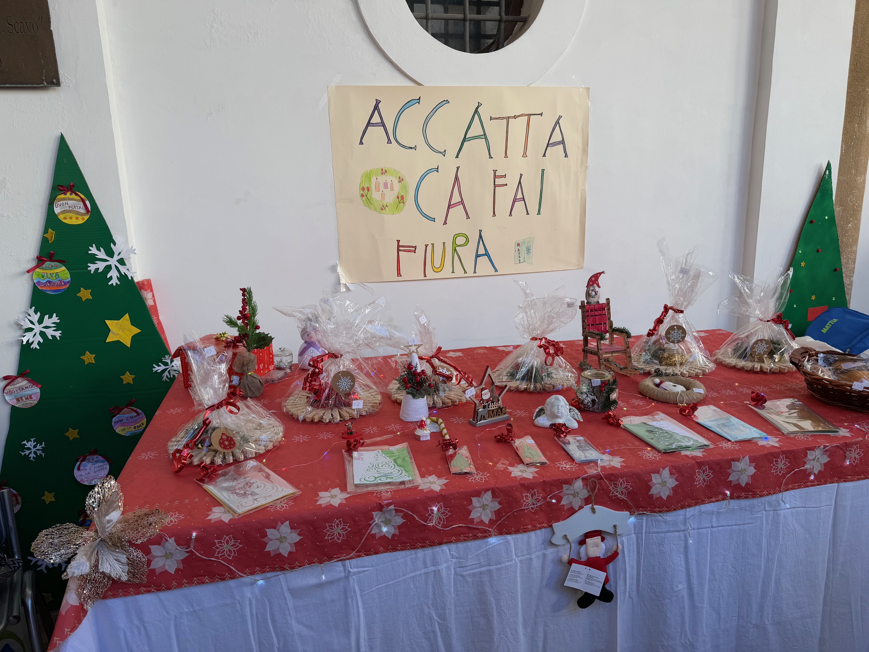 Mercatini di Natale in biblioteca: per l'inaugurazione elfi, renne e Babbo Natale nell'ex chiostro