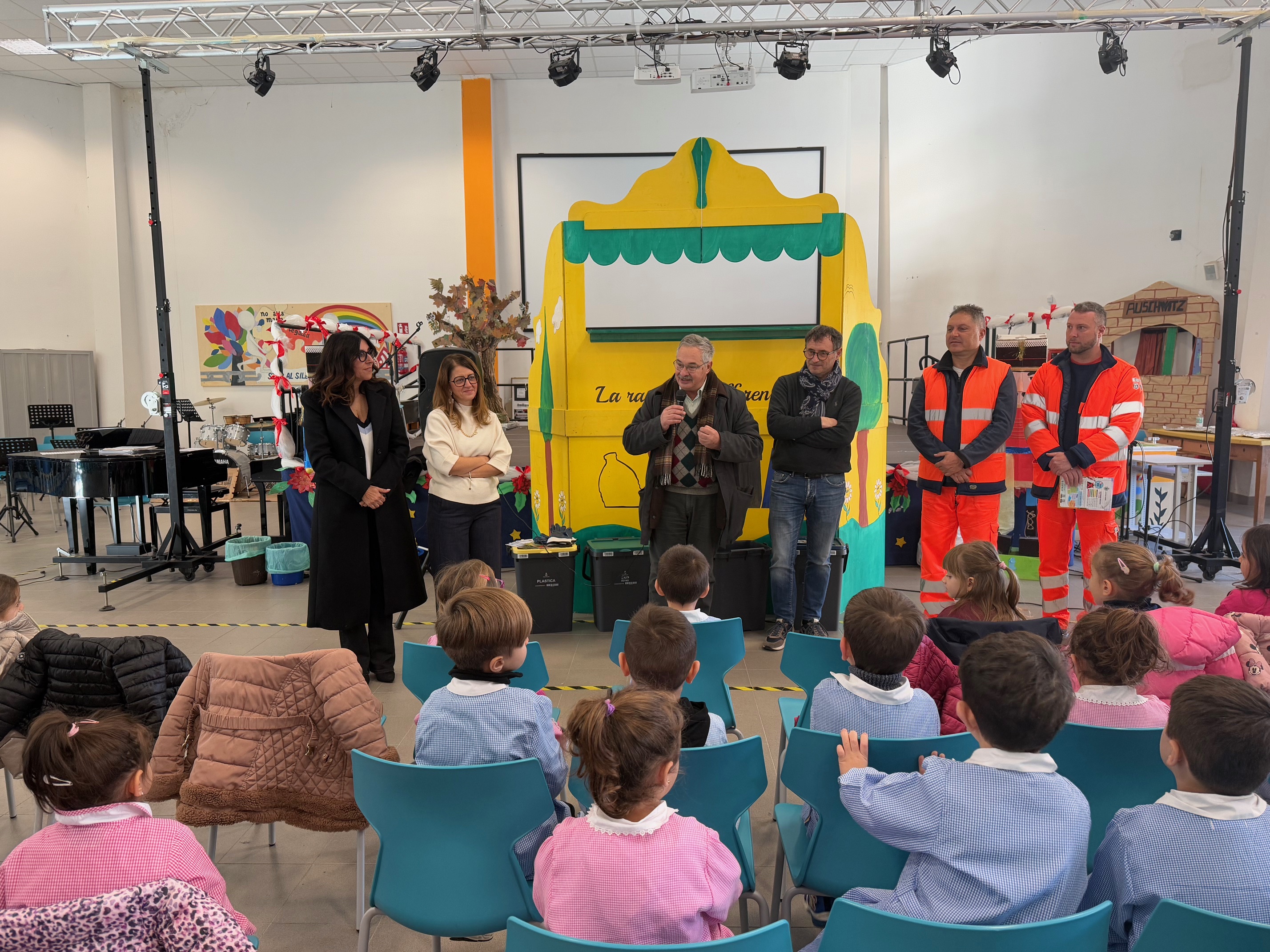 Marionette e operatori ecologici a scuola: insegnano ai bambini a fare la differenziata