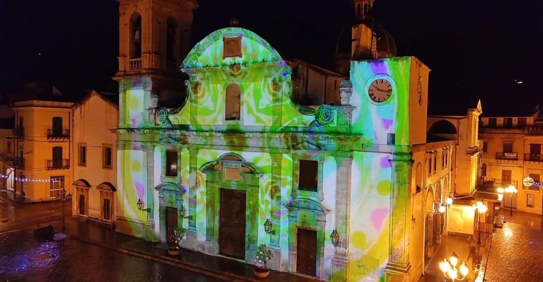 "Luce d'Artista": video mapping sulla facciata accende la Chiesa Madre