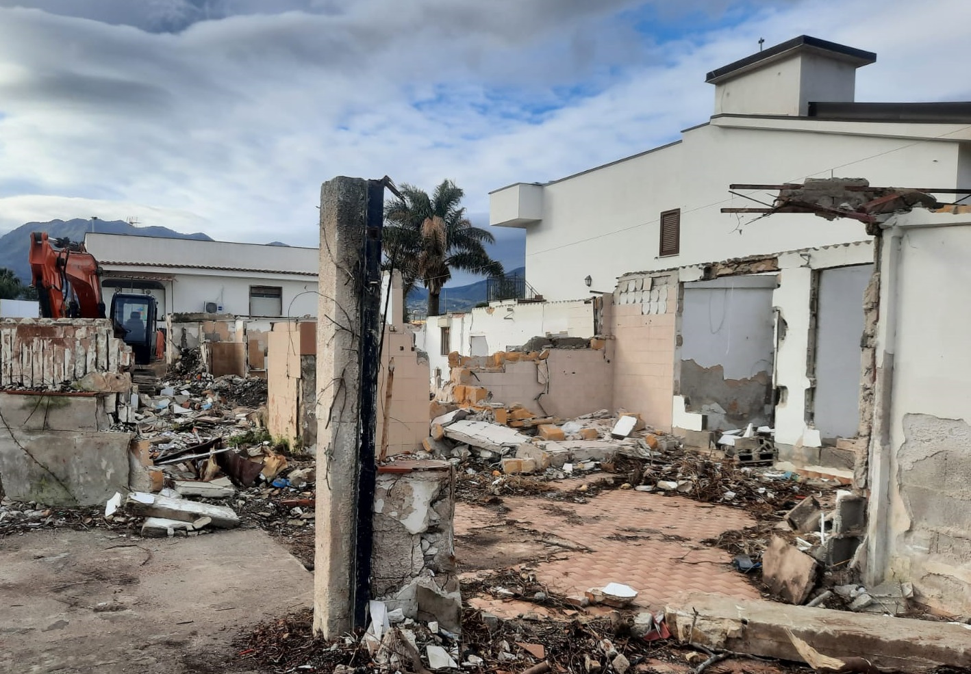 Ruspe in azione in via Vespucci, partita la demolizione di quattro mini appartamenti abusivi