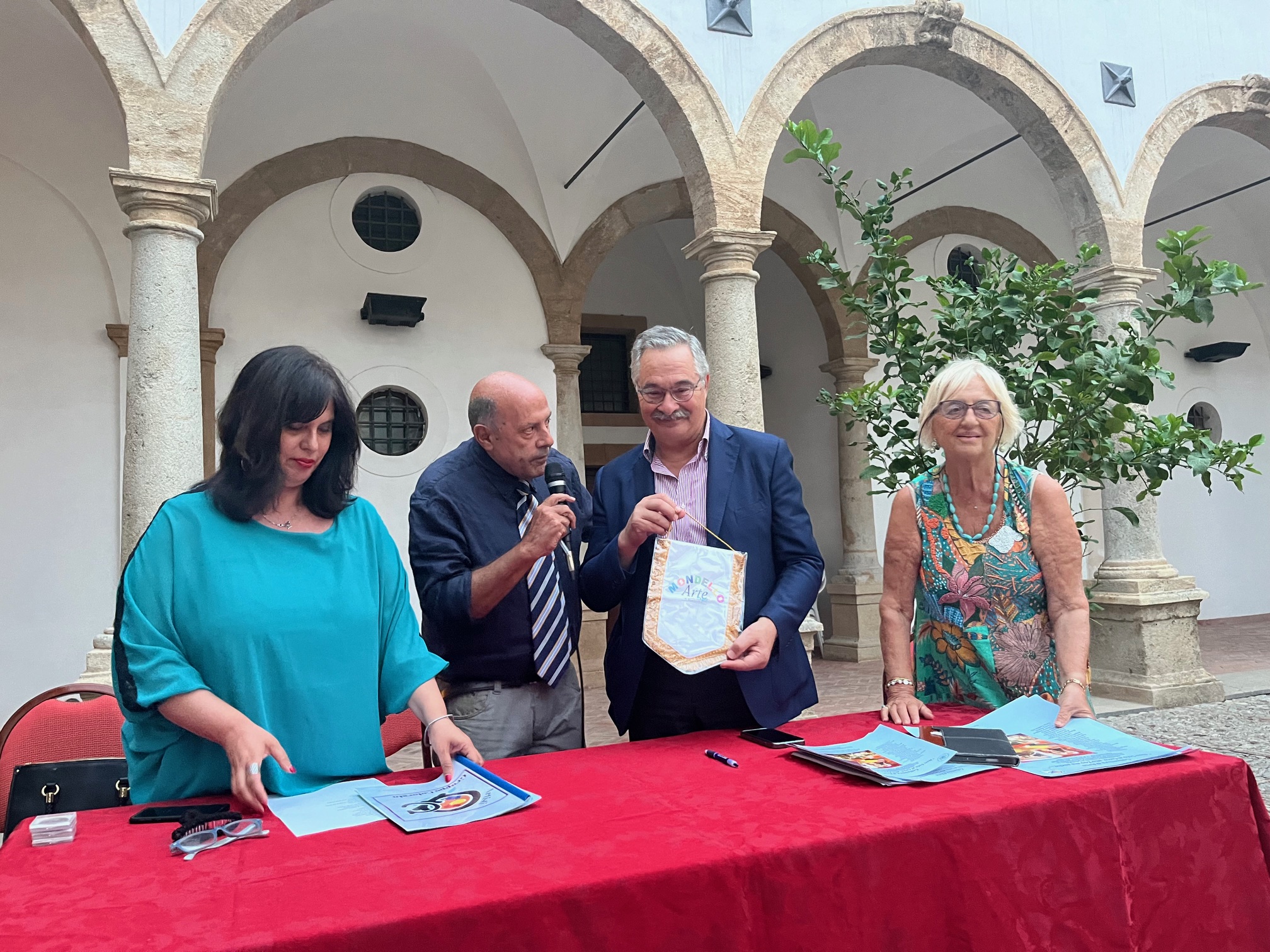 Biblioteca Francesco Scavo, inaugurata la mostra “Non solo al circo, allo zoo ma anche“ 