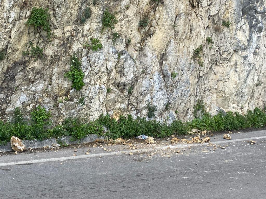 Rischio caduta massi in via Palermo: scatta il divieto di sosta e rimozione