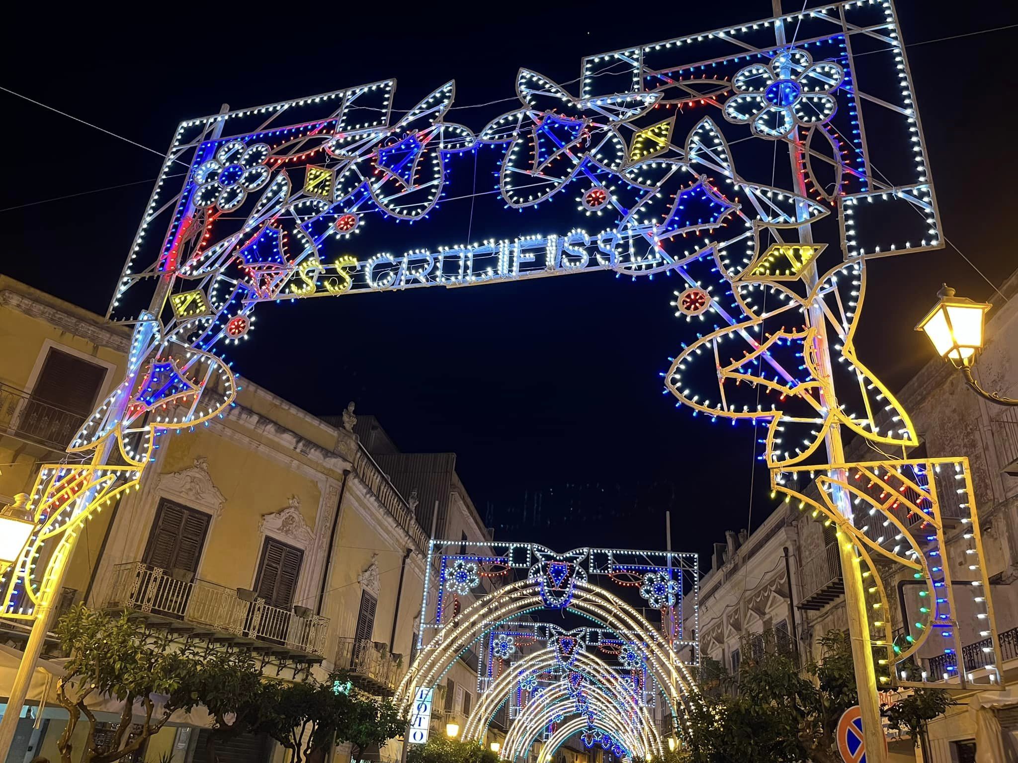 Dalla comicità de I Soldi Spicci a quella di Ivan Fiore, Carini festeggia il Santissimo Crocifisso con quattro giorni di eventi