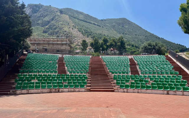 Sicilia in musica, danze e risate all'anfiteatro Villa Belvedere