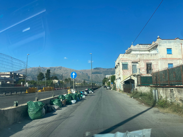 Campagna anti abbandono dei rifiuti, il sindaco Monteleone consegna il volantino ai residenti: "Hanno promesso collaborazione"