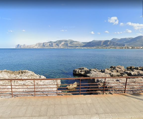 Niente falò, accampamenti e bottiglie di vetro in spiaggia a Ferragosto, multe fino a 5mila euro per i trasgressori