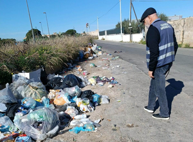 Abbandono di rifiuti e differenziata fatta male: a Carini scovati 70 "zozzoni", multate due attività commerciali