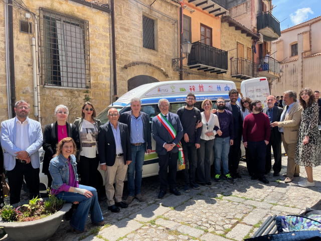 Via al progetto "Città ad impatto positivo", Pmg Italia consegna pulmino con pedana mobile al Comune