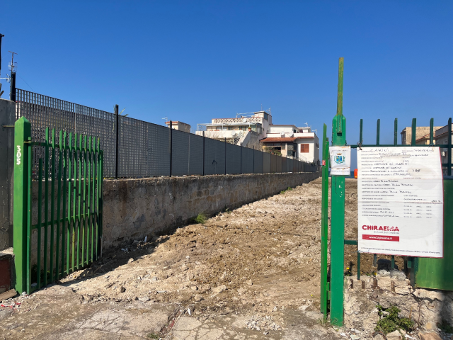 Residence abusivo sul lungomare Cristoforo Colombo: demolizione completata
