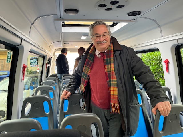 Comune acquista un nuovo scuolabus: ha 25 posti disponibili più una pedana per sedia a rotelle 